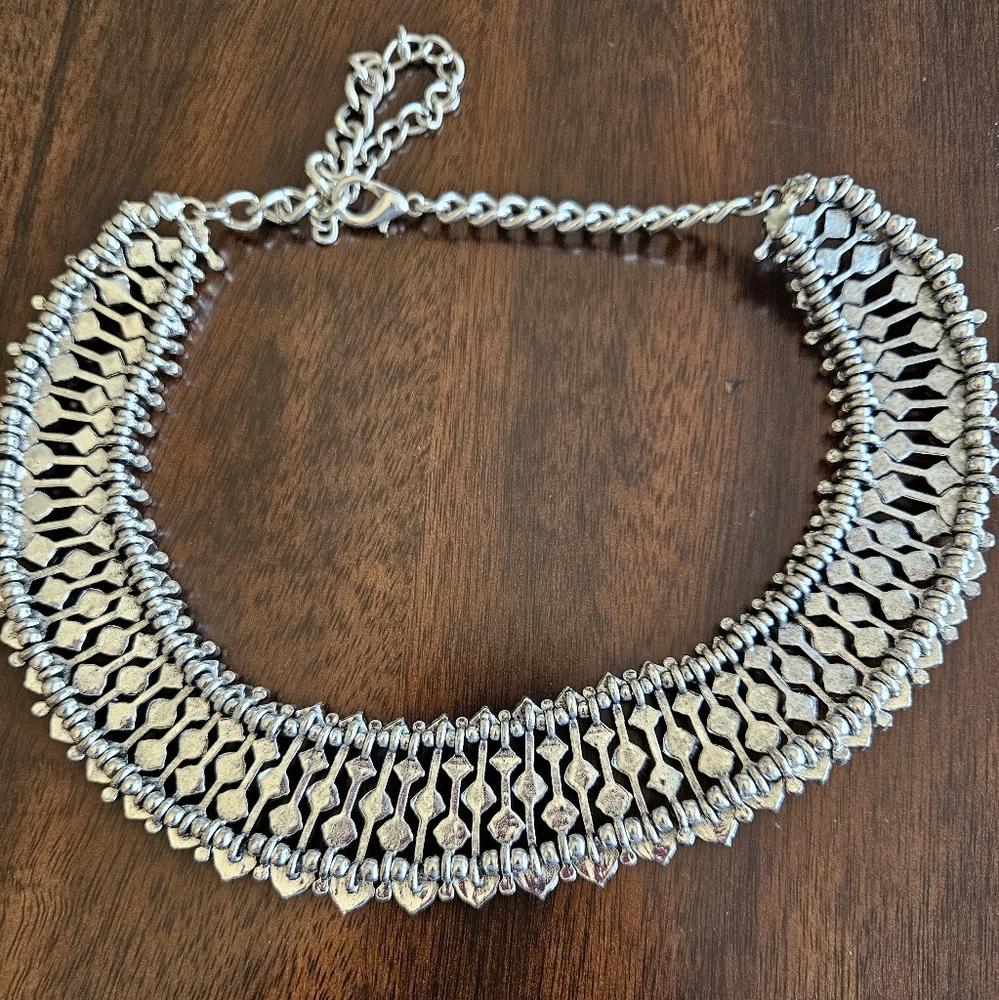 Amazon brand Crystal statement necklace, silver - Picture 5 of 8